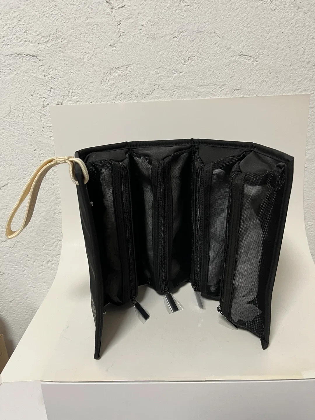 MAKE UP FOR EVER 4-in-1 foldable cosmetic bag image indicator(3)