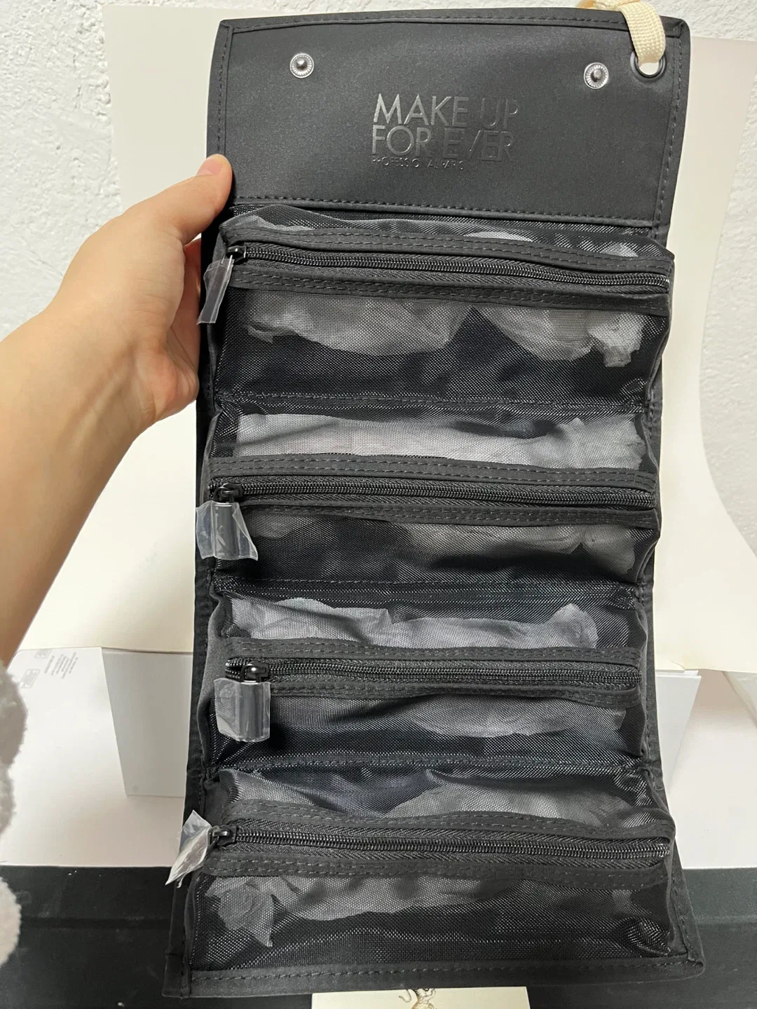 MAKE UP FOR EVER 4-in-1 foldable cosmetic bag image indicator(4)