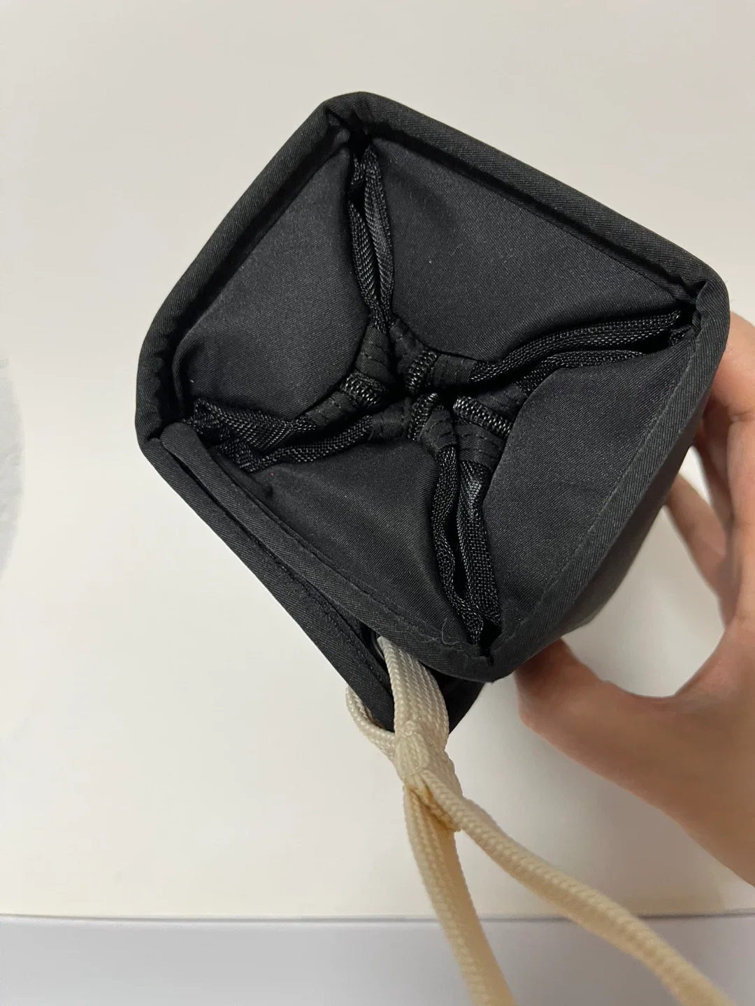 MAKE UP FOR EVER 4-in-1 foldable cosmetic bag image indicator(7)