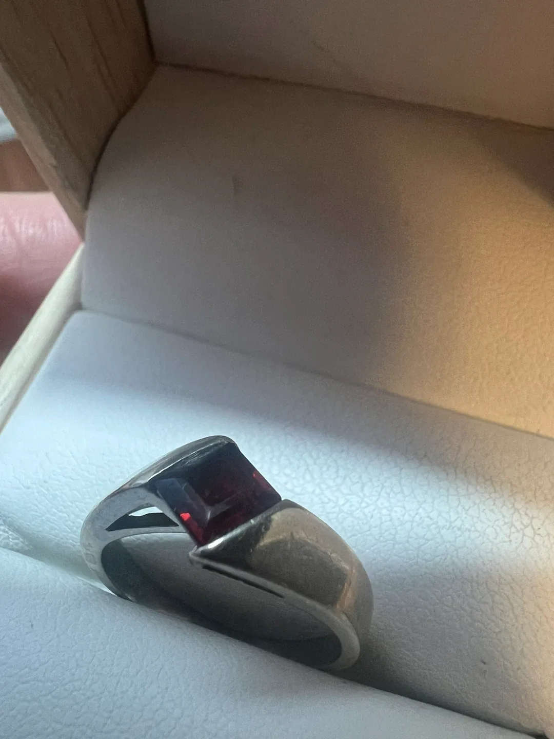 10K Gold Ring with garnet  ( 3.3 grams )