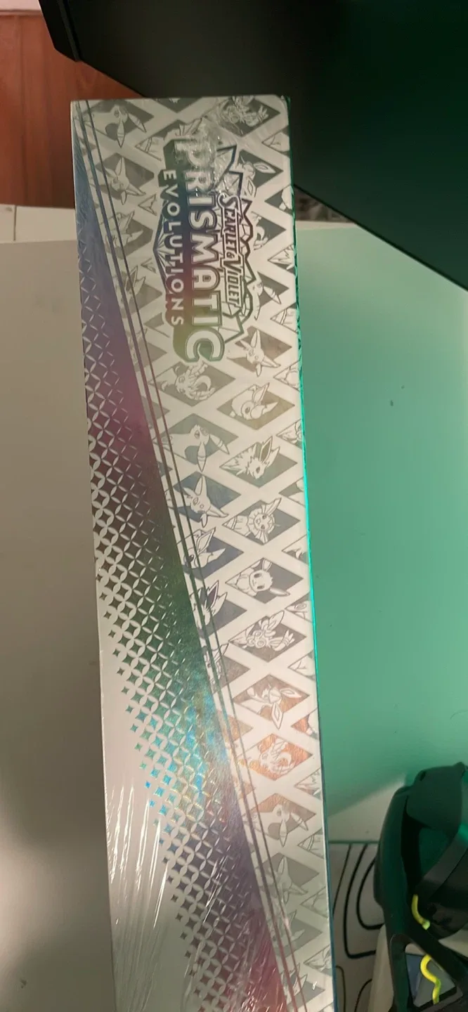 New Pokémon TCG: Eevee Evolutions Super Premium Collection image indicator(2)