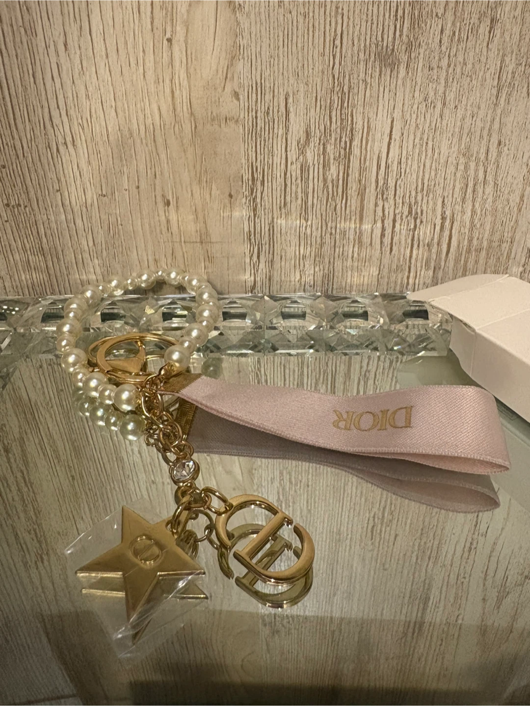 Key Chain with Pearl & Ribbon GWP - photo 4