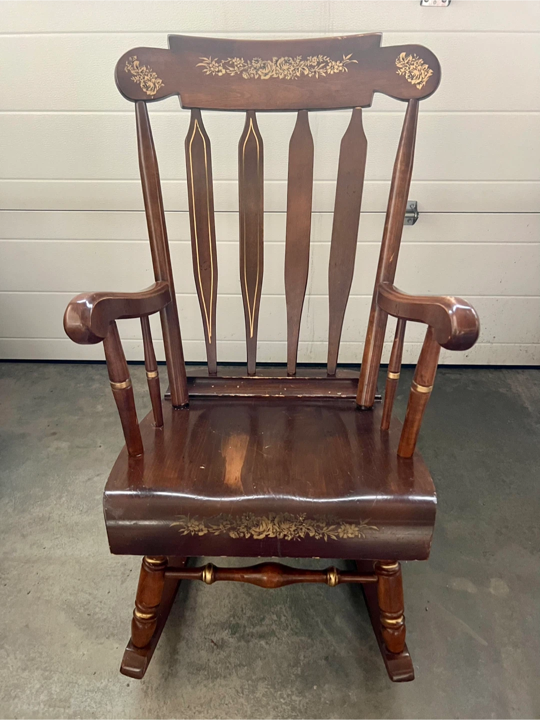 Vintage Wooden Rocking Chair 🥕