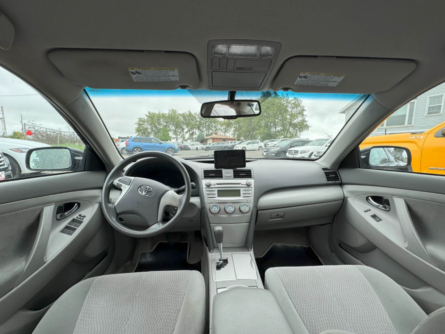 2010 Toyota Camry SE - photo 2