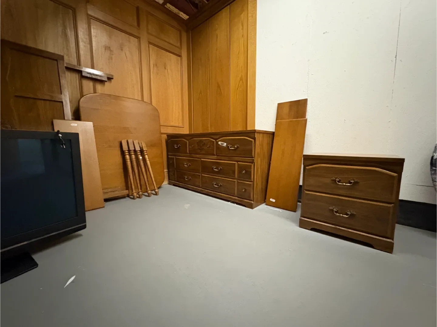 Wooden Dining Table, 4 Chairs & Dressers image indicator(4)