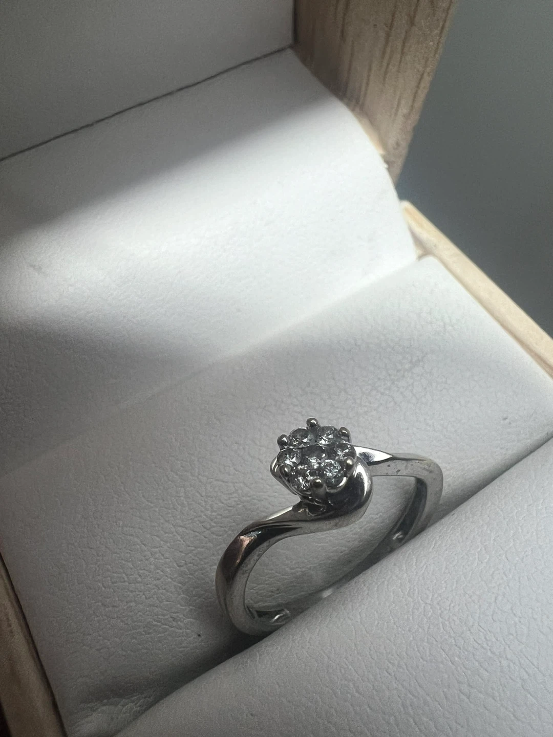 10K White Gold Diamond Ring - photo 3