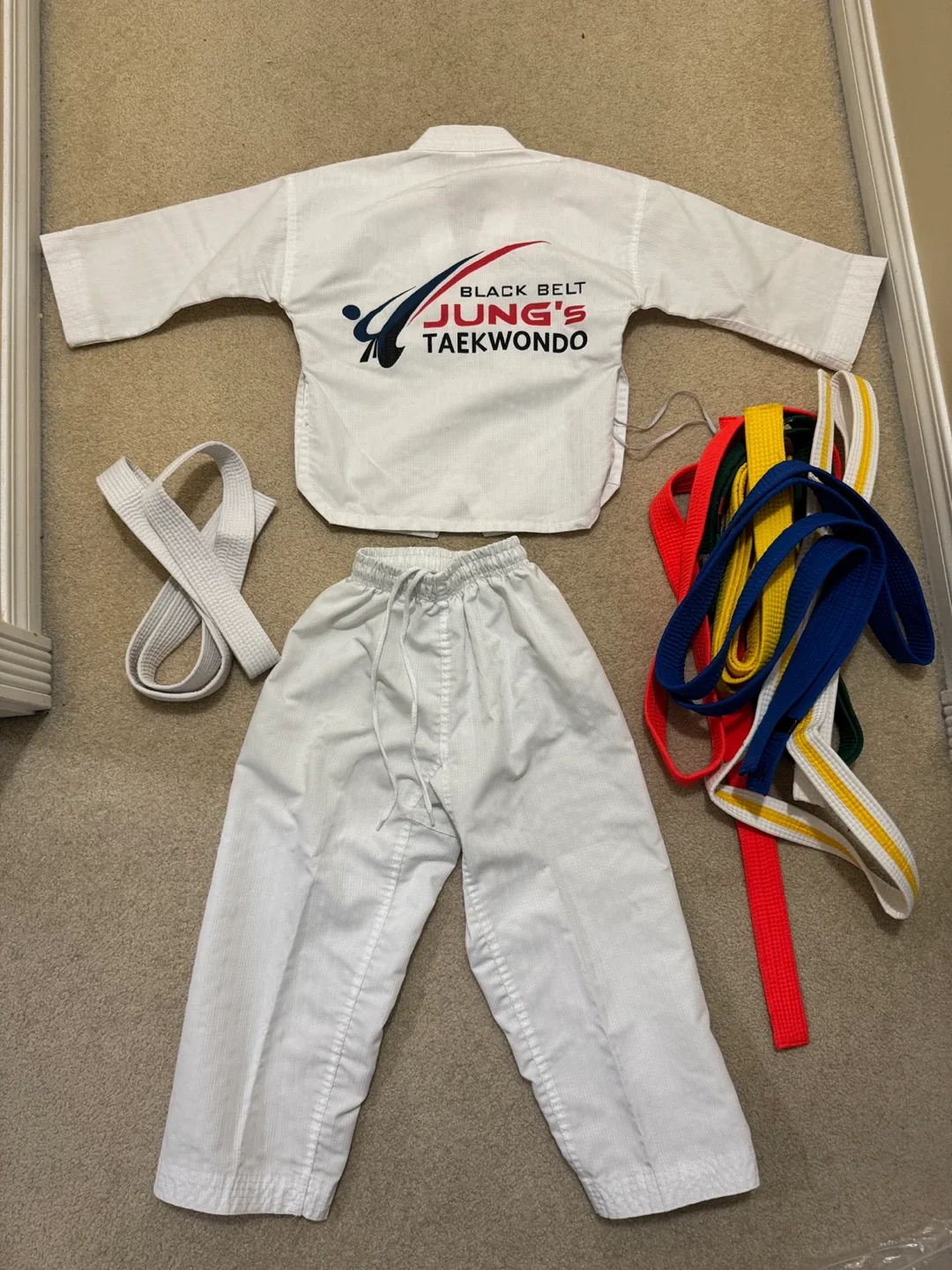 Taekwondo Uniform with Belts image indicator(2)