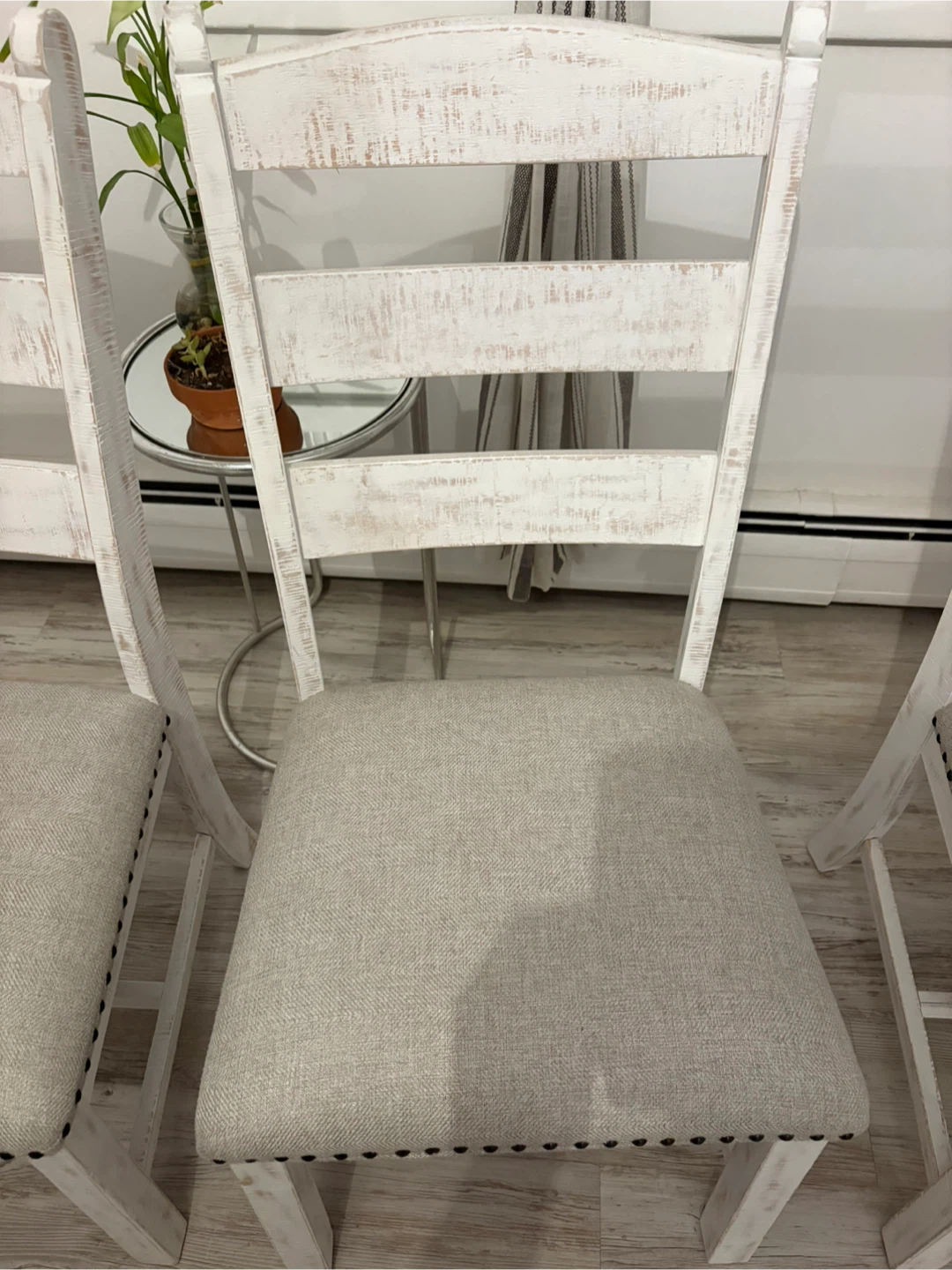 Round dining table and Set of 4 White Distressed Dining Chairs - photo 5