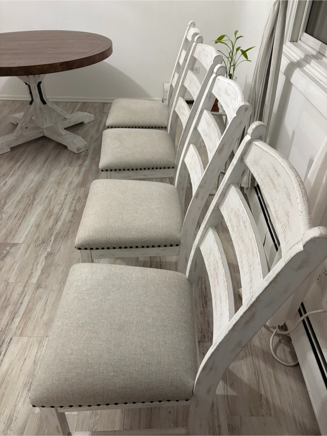 Round dining table and Set of 4 White Distressed Dining Chairs - photo 2