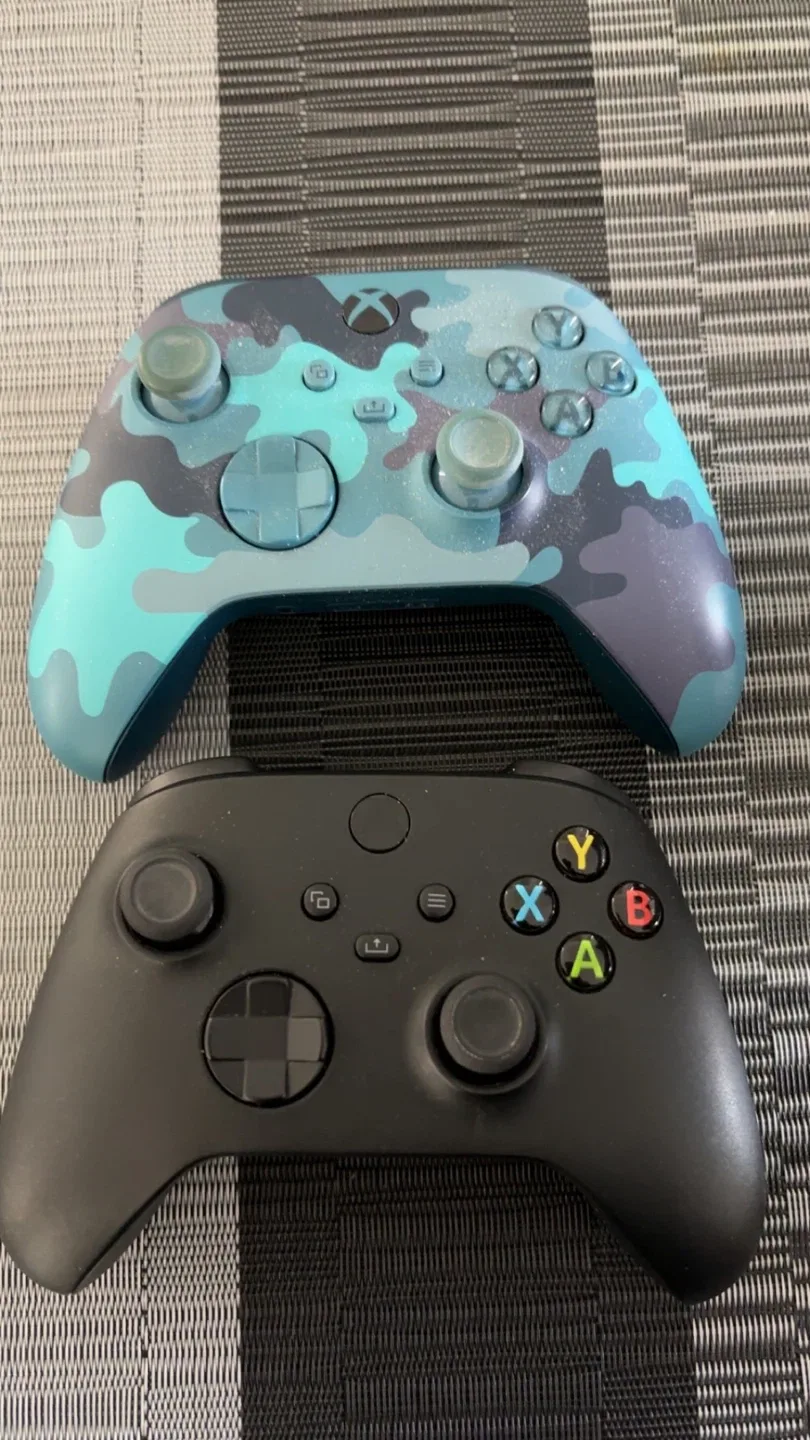Xbox Wireless Controllers - Black & Blue Camo image indicator(2)