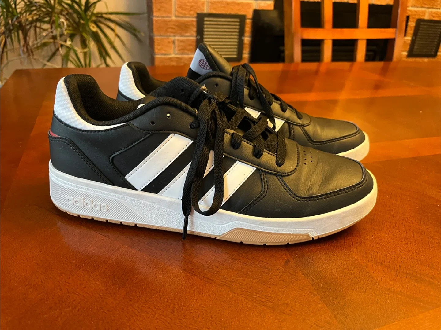 adidas Neo men’s 10 CourtBeat Court sneakers black white