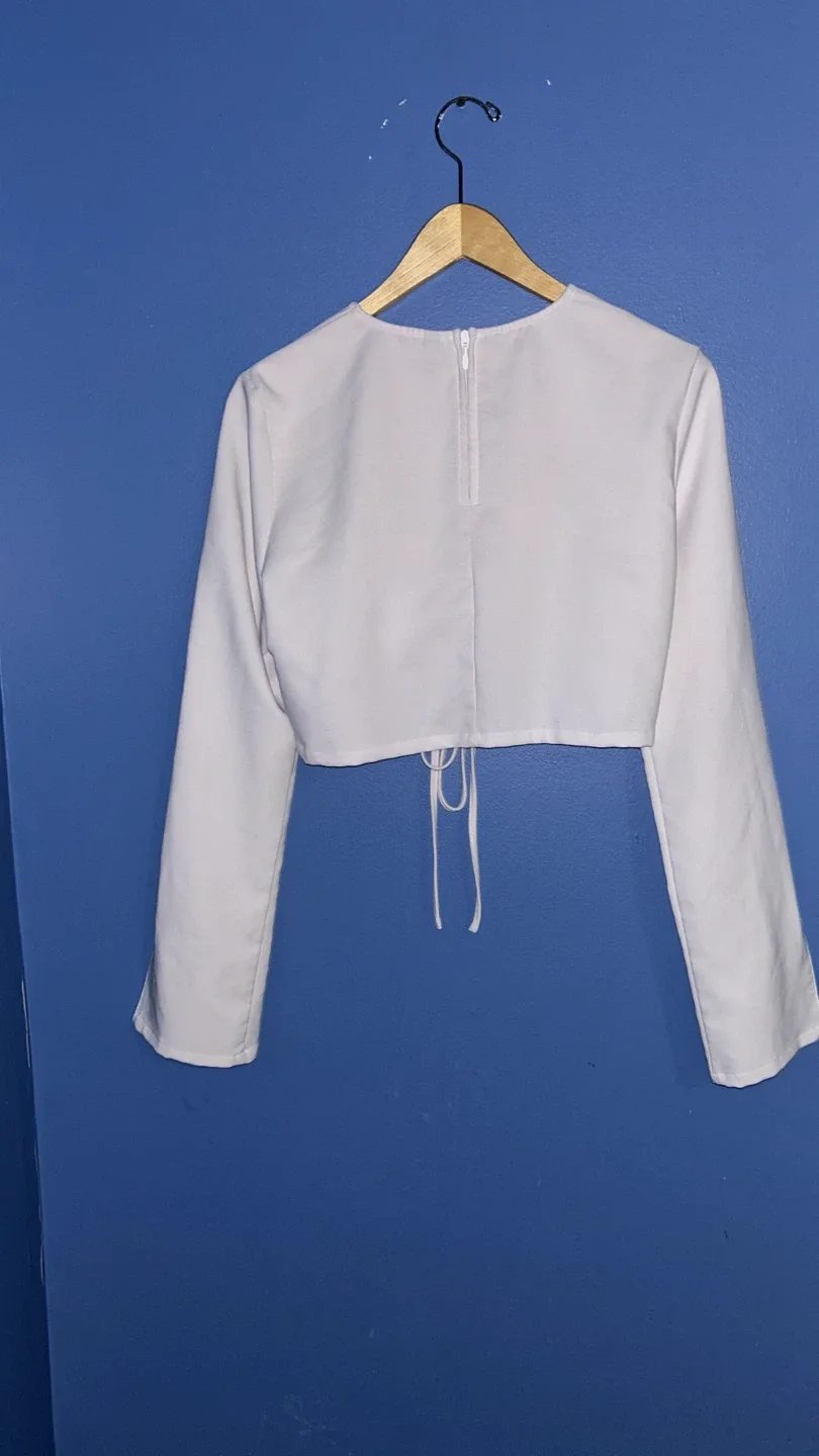 H&M Divided White Long Sleeve Top - Size L image indicator(2)