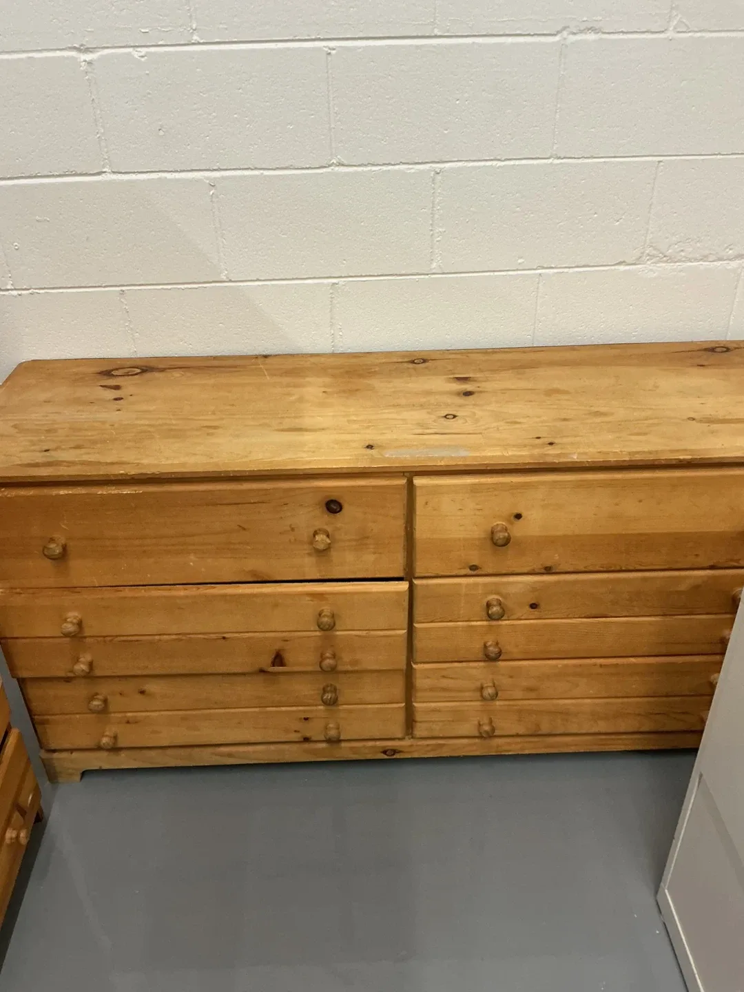 🛏 King Bedroom Set + Leather Chair – FREE Mattress! image indicator(4)