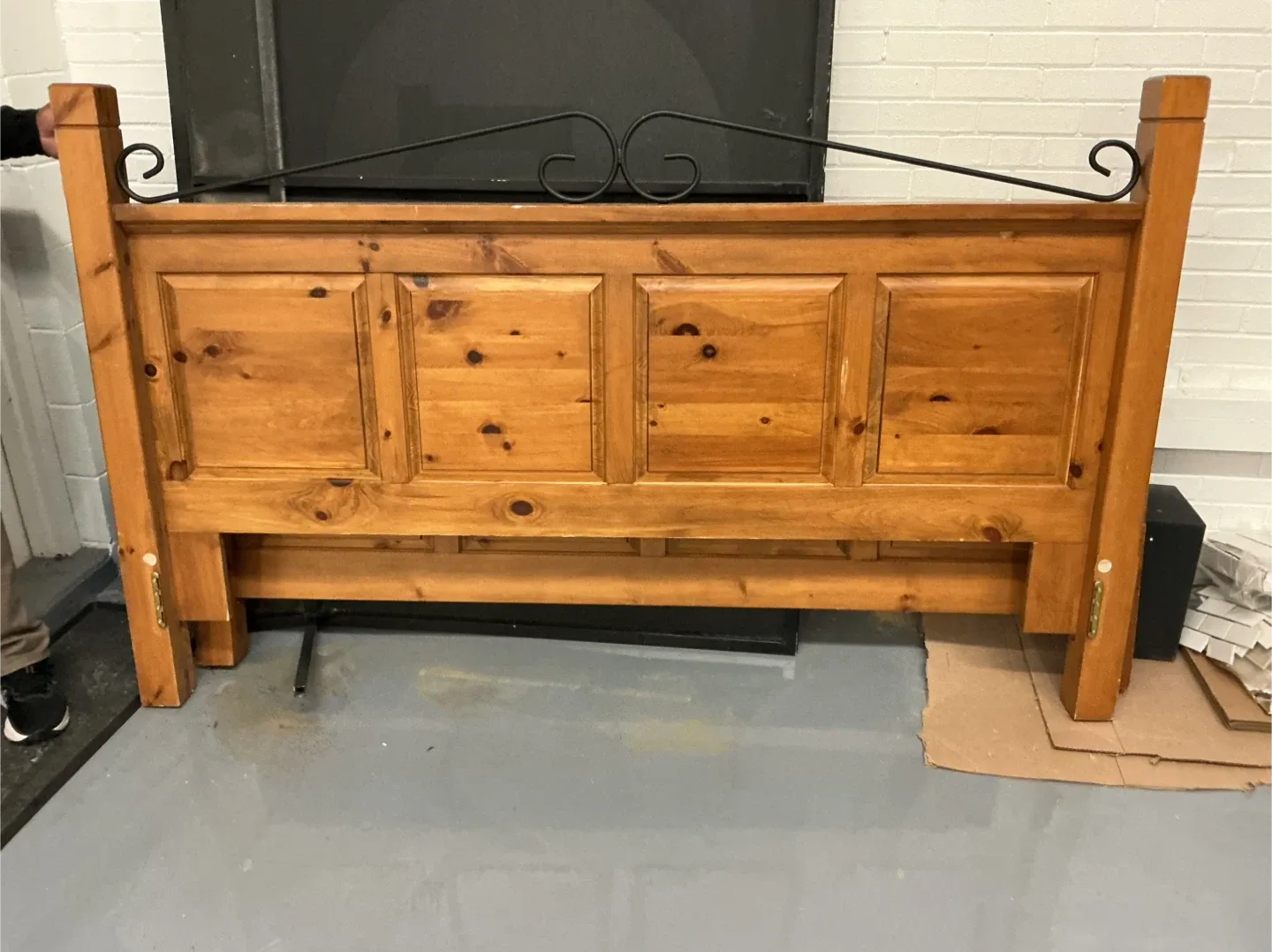 🛏 King Bedroom Set + Leather Chair – FREE Mattress! image indicator(6)