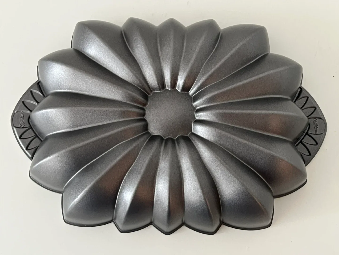 Wilton Flower Cake Pan image indicator(2)