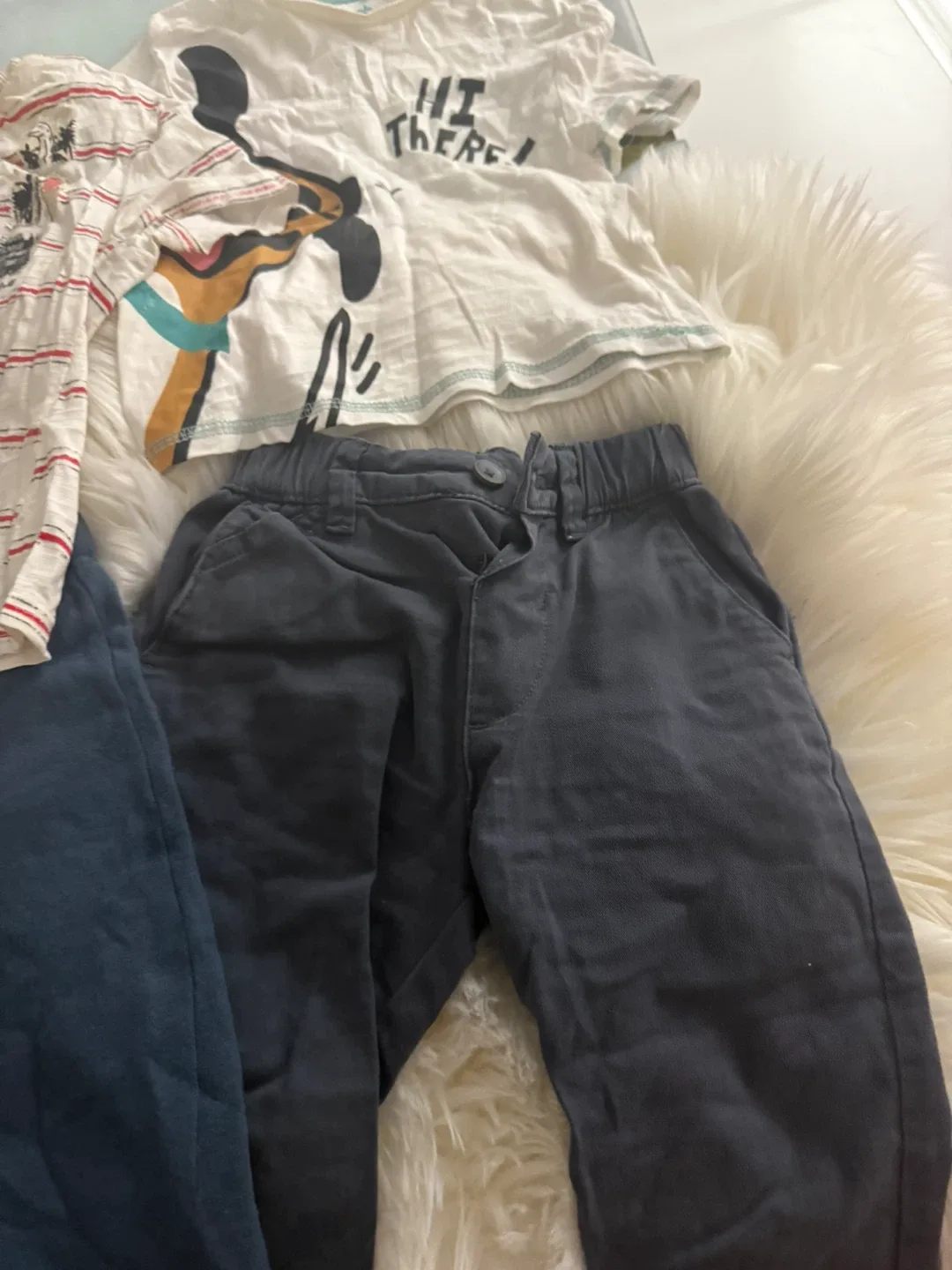 30 pieza Kids Clothes Bundle - Shirts, Shorts, Pants, Fleece image indicator(4)