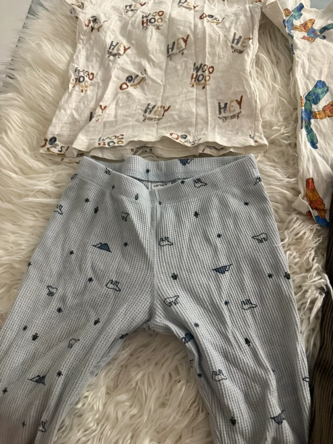 30 pieza Kids Clothes Bundle - Shirts, Shorts, Pants, Fleece image indicator(6)