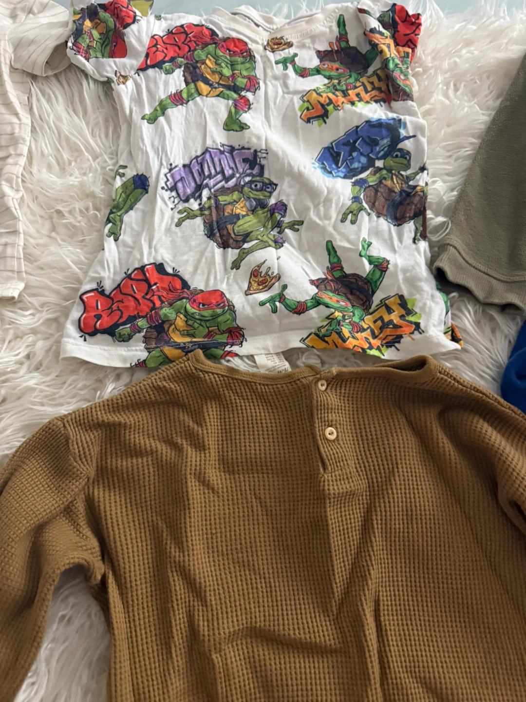30 pieza Kids Clothes Bundle - Shirts, Shorts, Pants, Fleece - photo 3