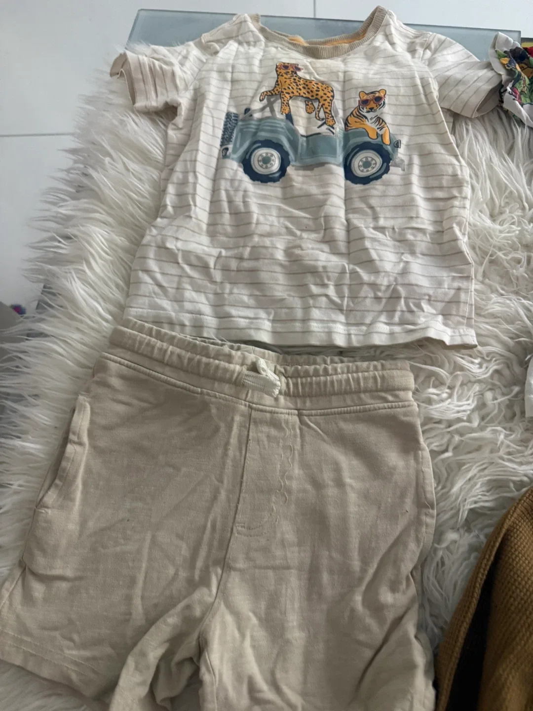 30 pieza Kids Clothes Bundle - Shirts, Shorts, Pants, Fleece image indicator(5)