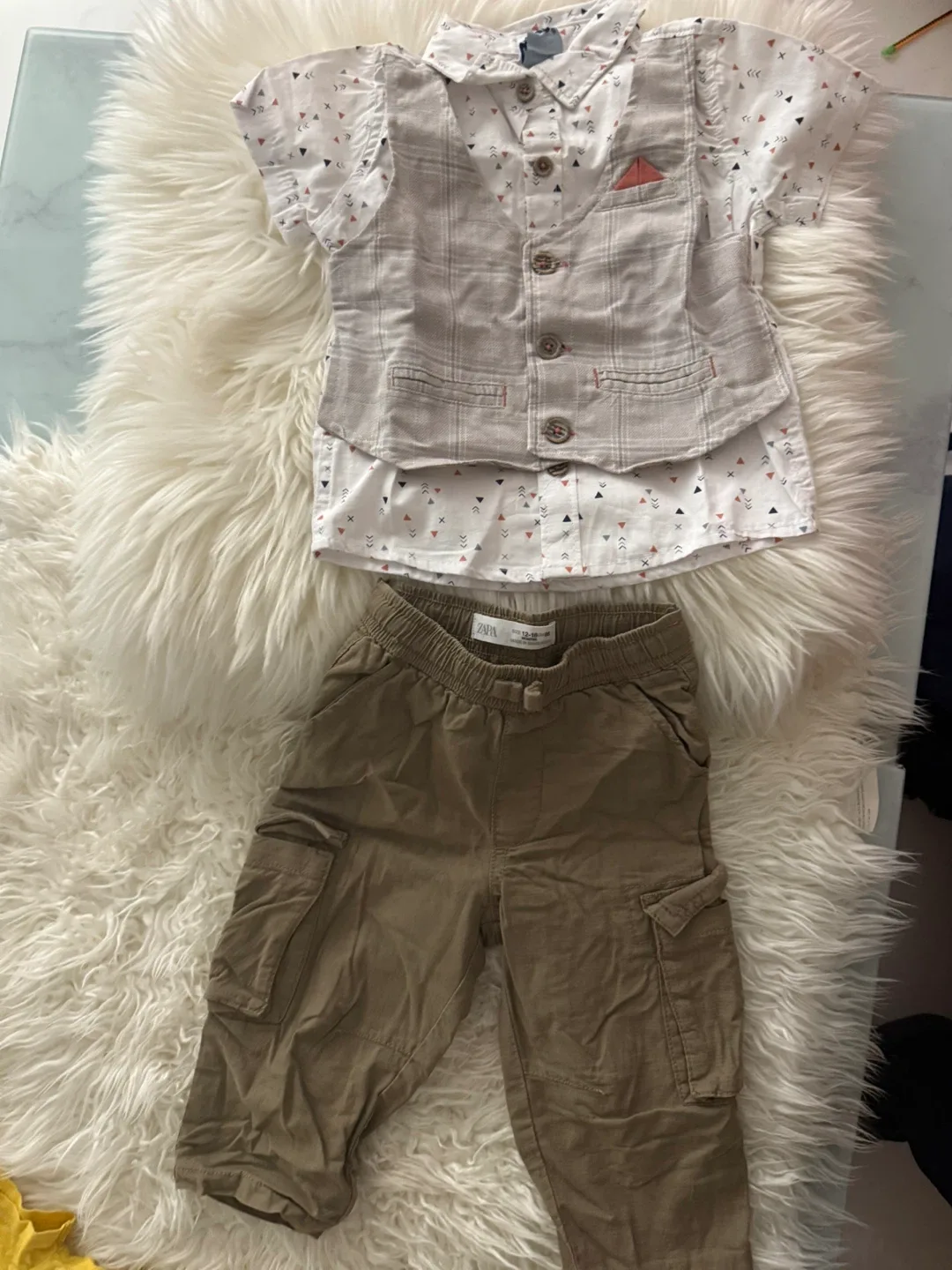 30 pieza Kids Clothes Bundle - Shirts, Shorts, Pants, Fleece thumbnail