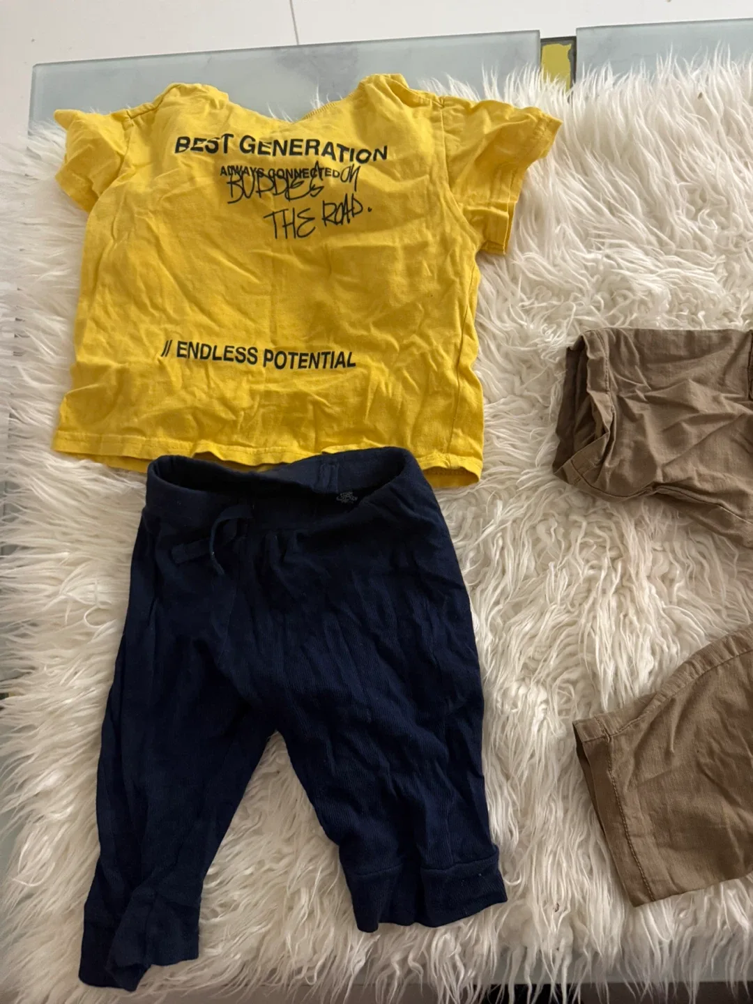 30 pieza Kids Clothes Bundle - Shirts, Shorts, Pants, Fleece image indicator(8)