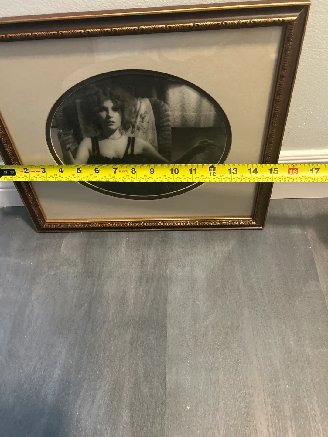 Framed Black and White Portrait image indicator(2)