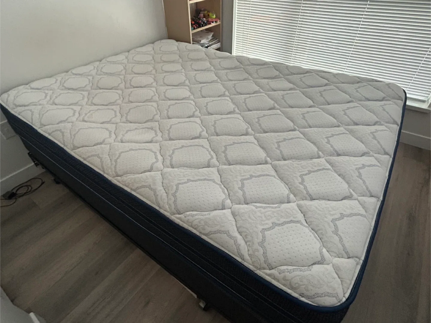 Beautyrest Recharge Queen Mattress + Bed frame image indicator(3)