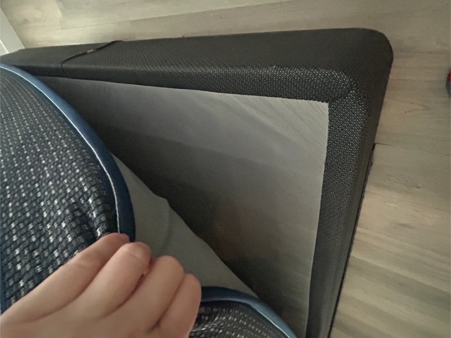 Beautyrest Recharge Queen Mattress + Bed frame image indicator(5)