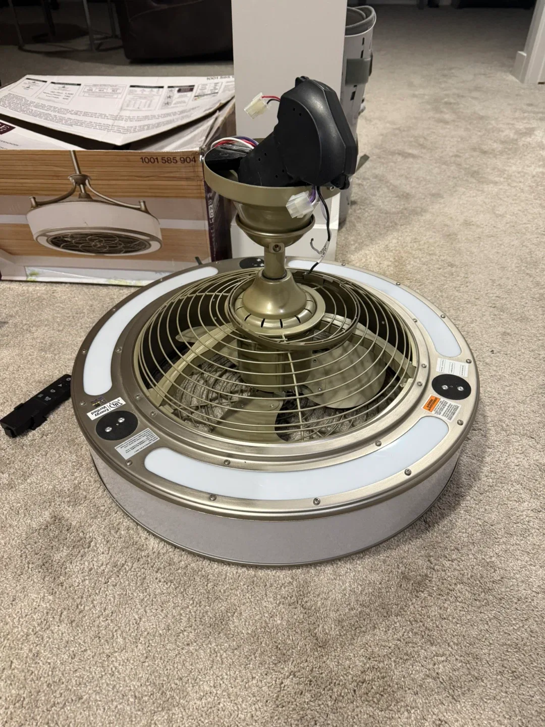 Ceiling fan with LED lights and remote - New Condition image indicator(4)