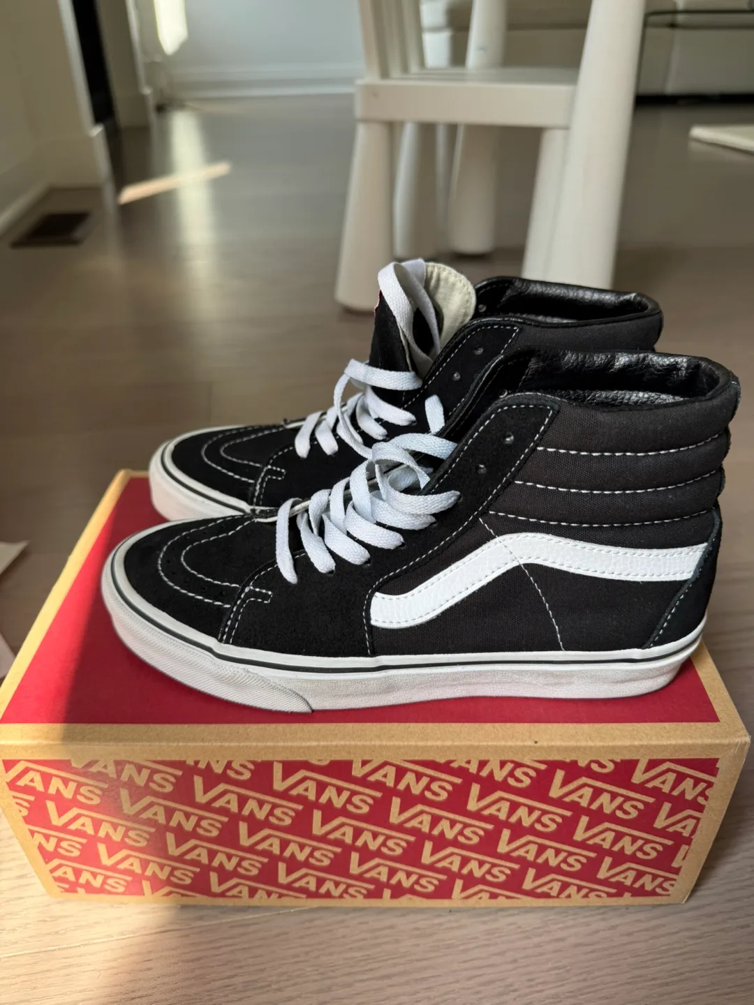 Vans Sk8-Hi Black & White Sneakers image indicator(2)