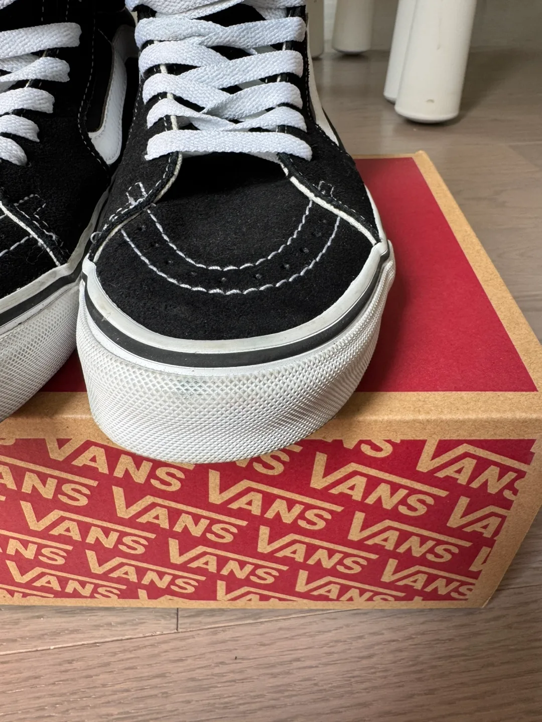 Vans Sk8-Hi Black & White Sneakers image indicator(3)