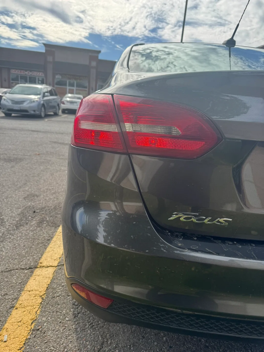 Ford Focus - Grey Sedan image indicator(2)