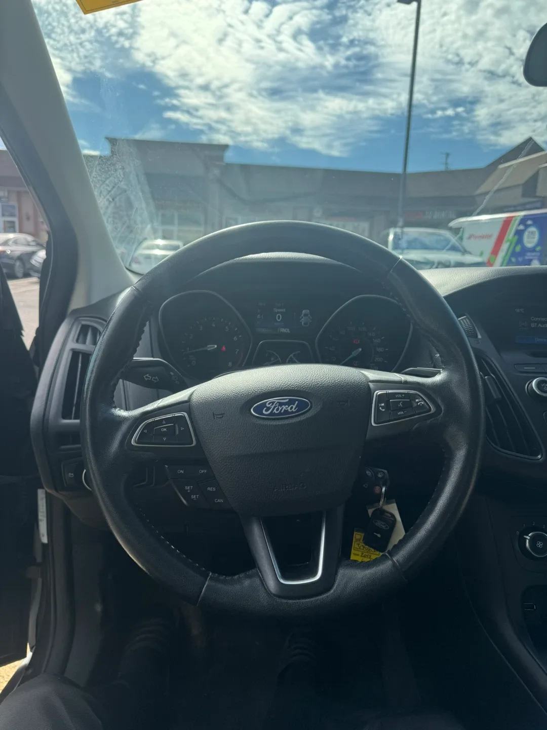 Ford Focus - Grey Sedan image indicator(9)