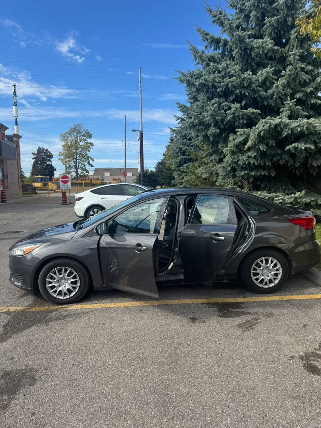 Ford Focus - Grey Sedan image indicator(7)