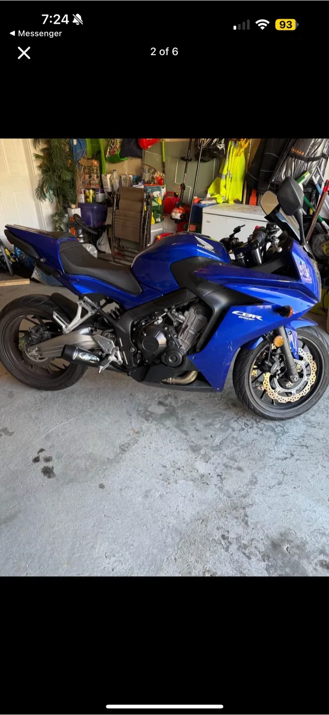 Honda CBR600RR Motorcycle - Blue image indicator(2)