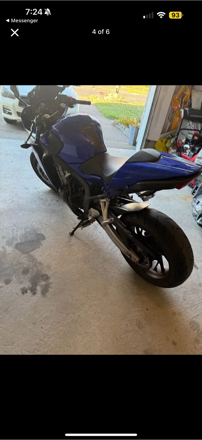 Honda CBR600RR Motorcycle - Blue image indicator(3)