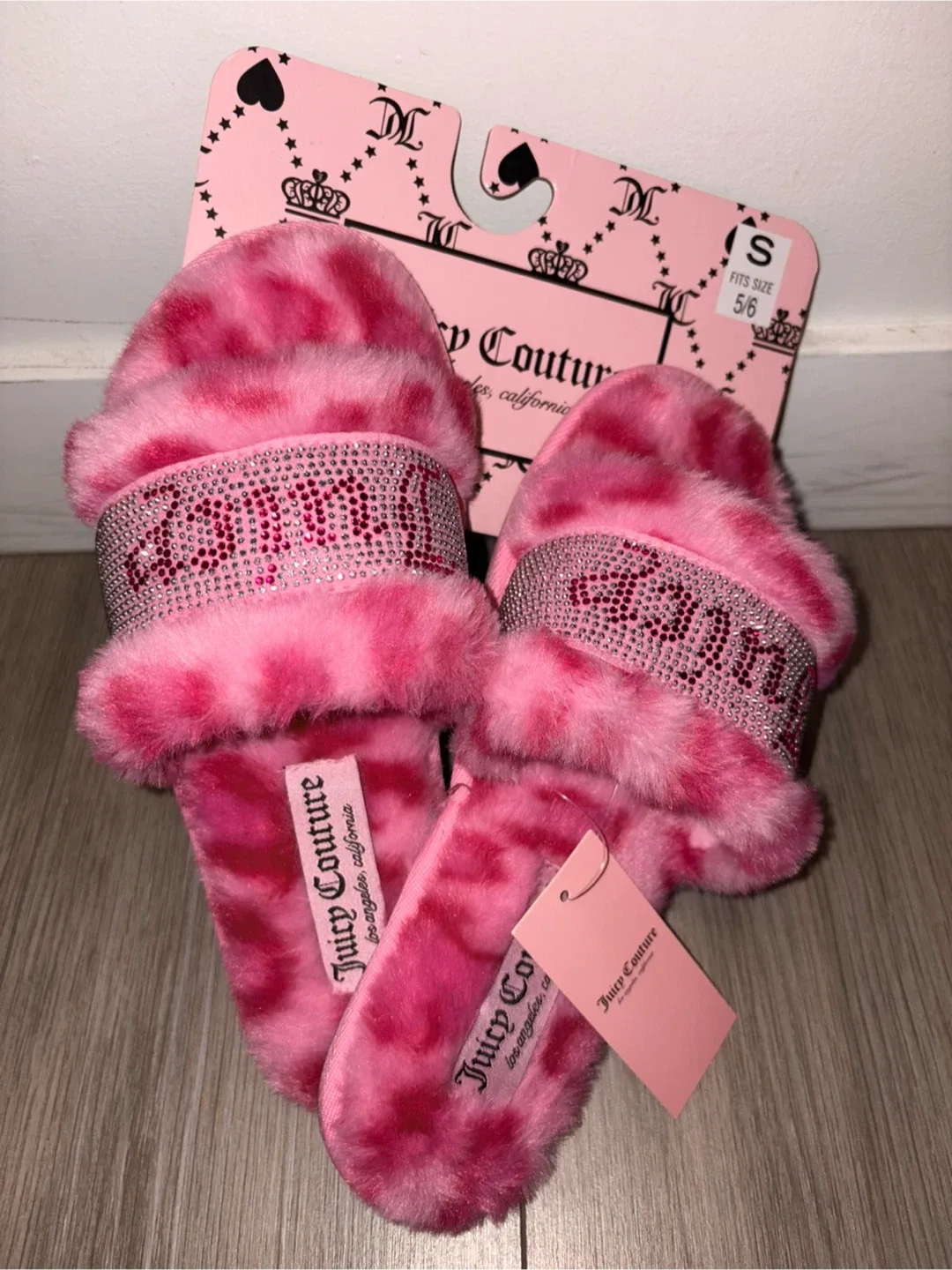 Juicy Couture Pink Fuzzy Slippers - Size 5/6 (New) image indicator(2)