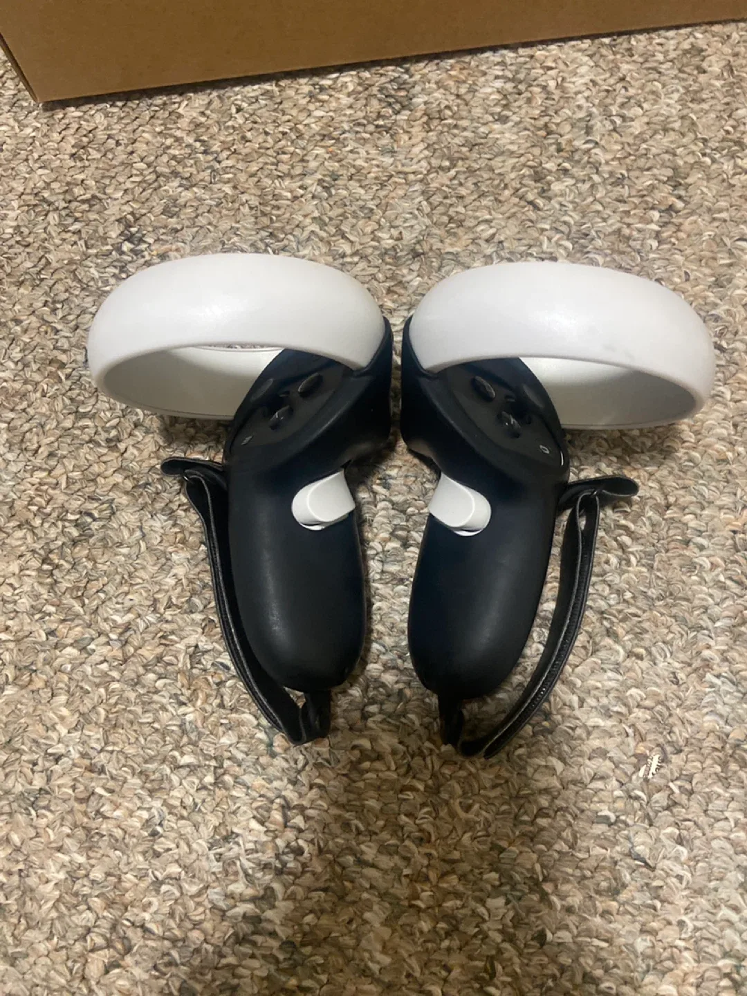 Meta quest 2 with head strap and grips image indicator(4)