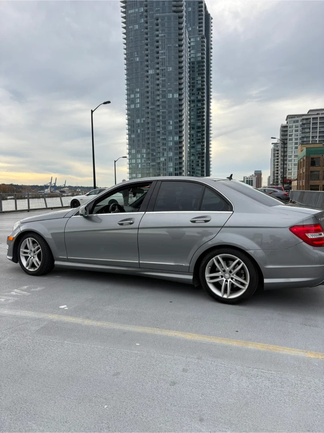 Mercedes-Benz C250 4MATIC image indicator(2)