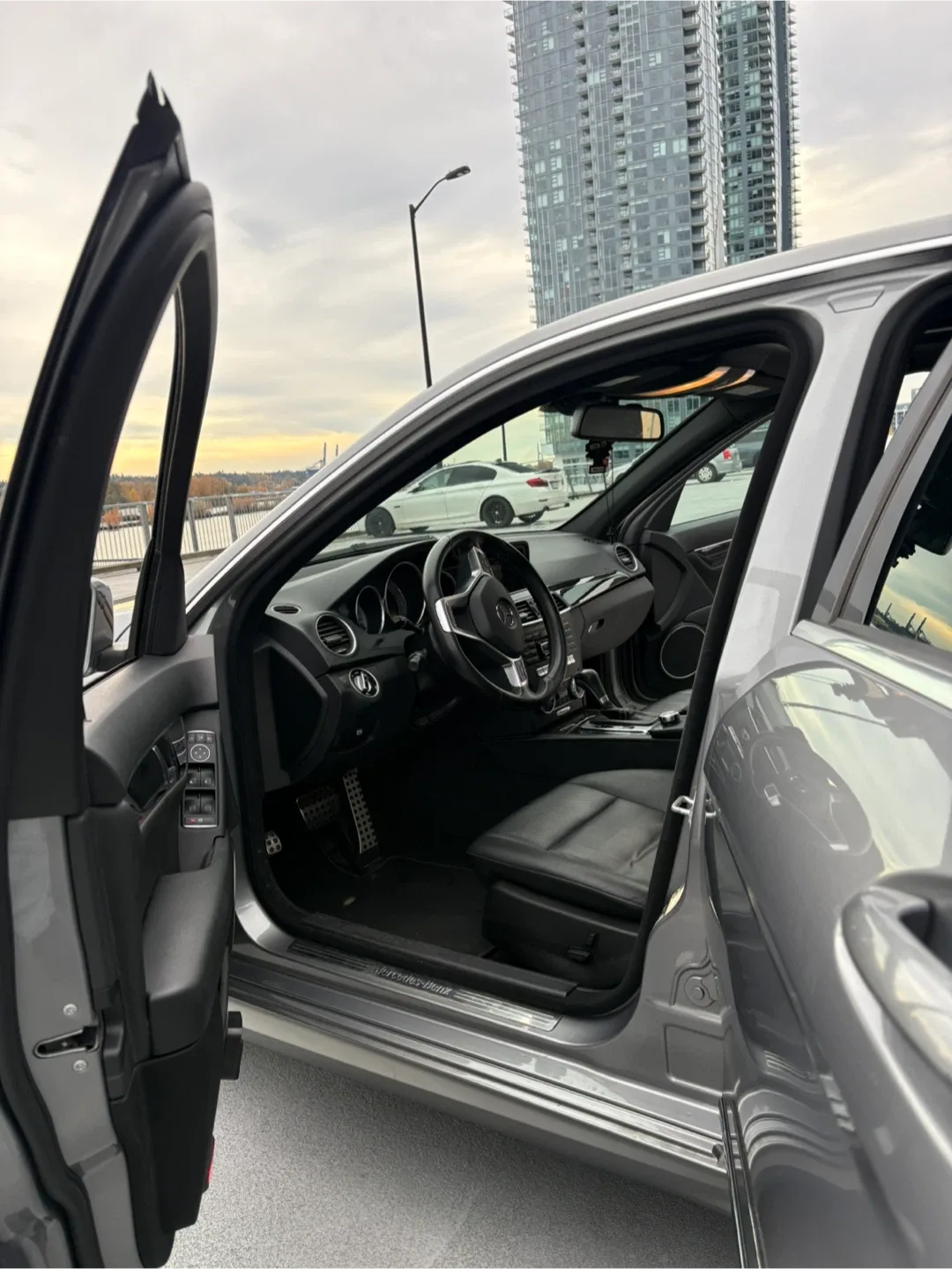 Mercedes-Benz C250 4MATIC image indicator(9)