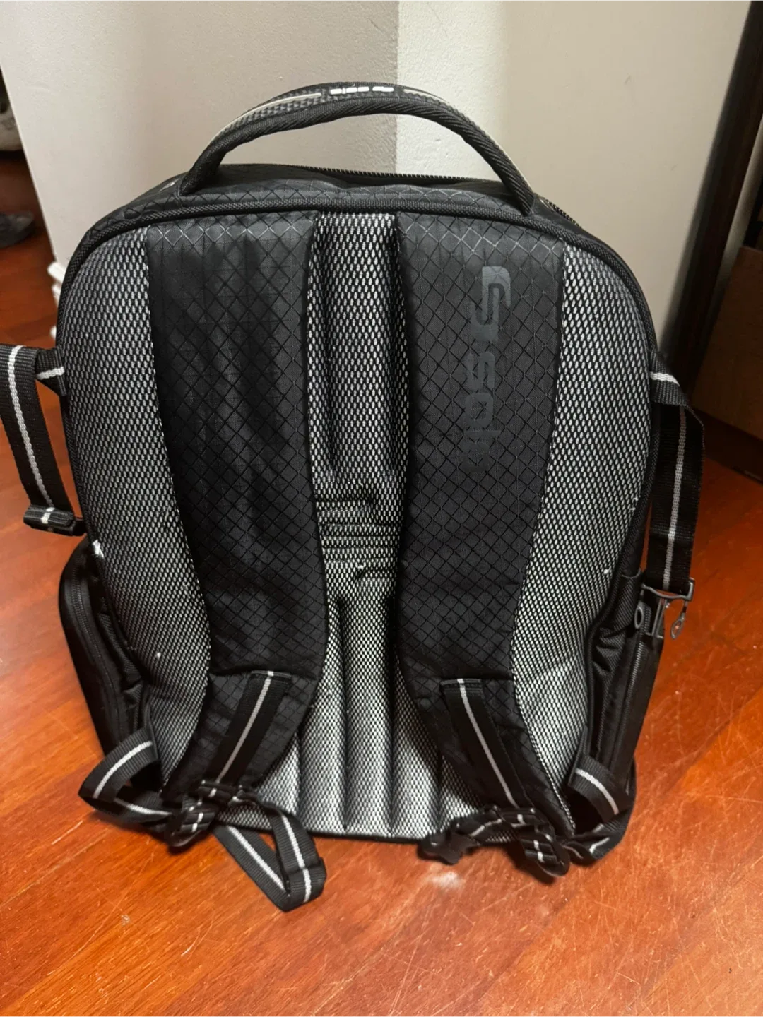 SOLO Black Backpack image indicator(2)