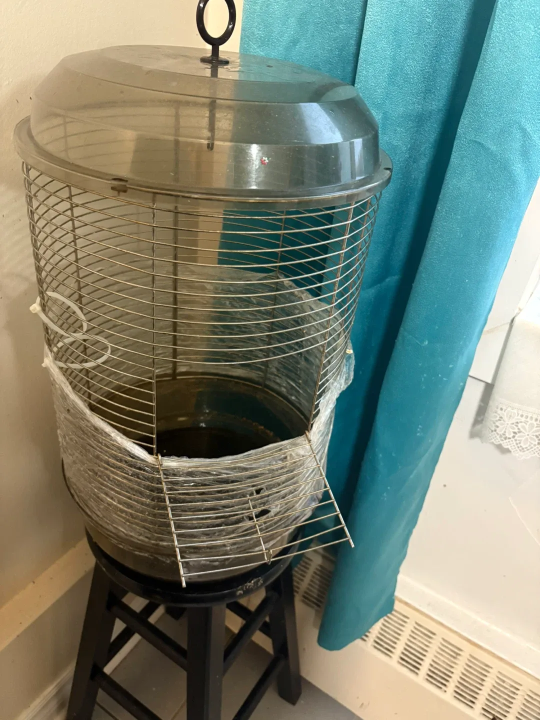 Vintage Wire Hamper with Lid image indicator(3)