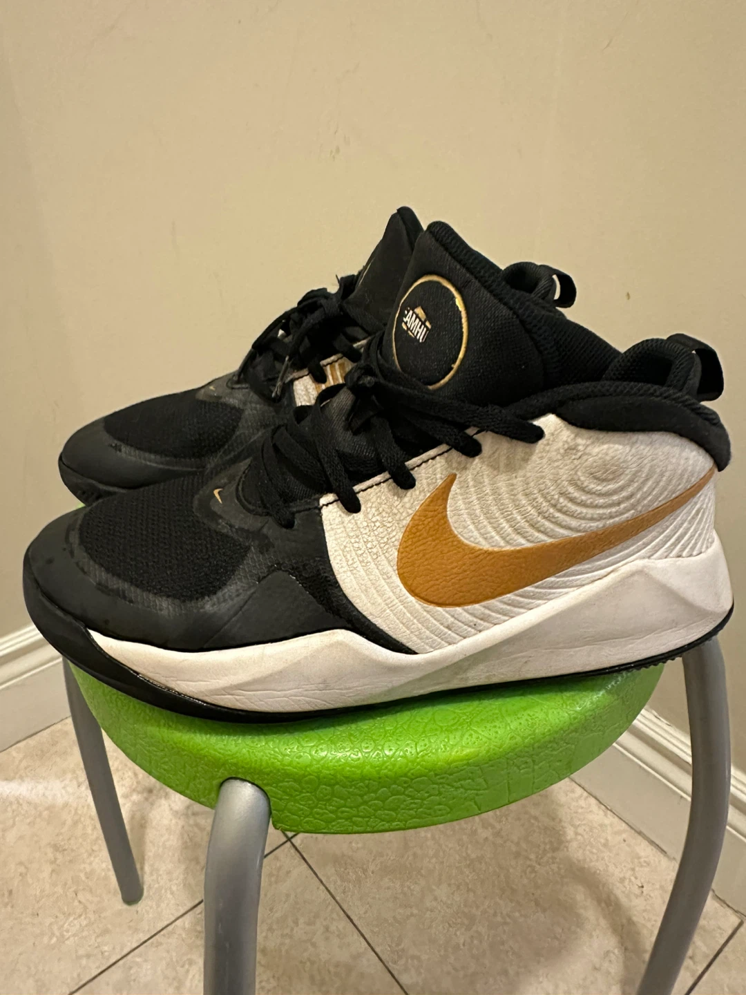 Nike Team Hustle D 10 Black/Gold Youth Size 7Y