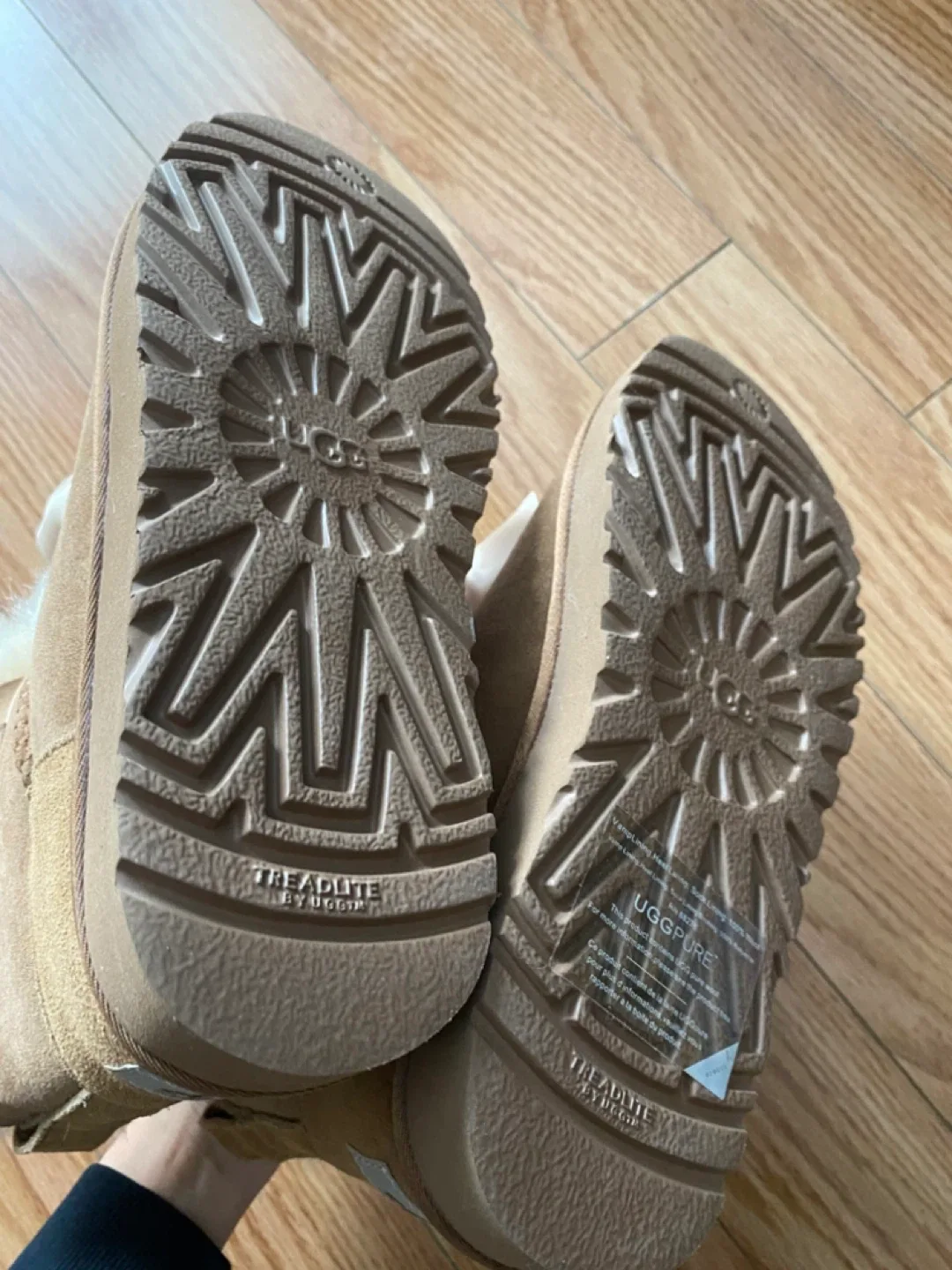 Brand New UGG Winter Boots for Women Size 6.5 image indicator(4)