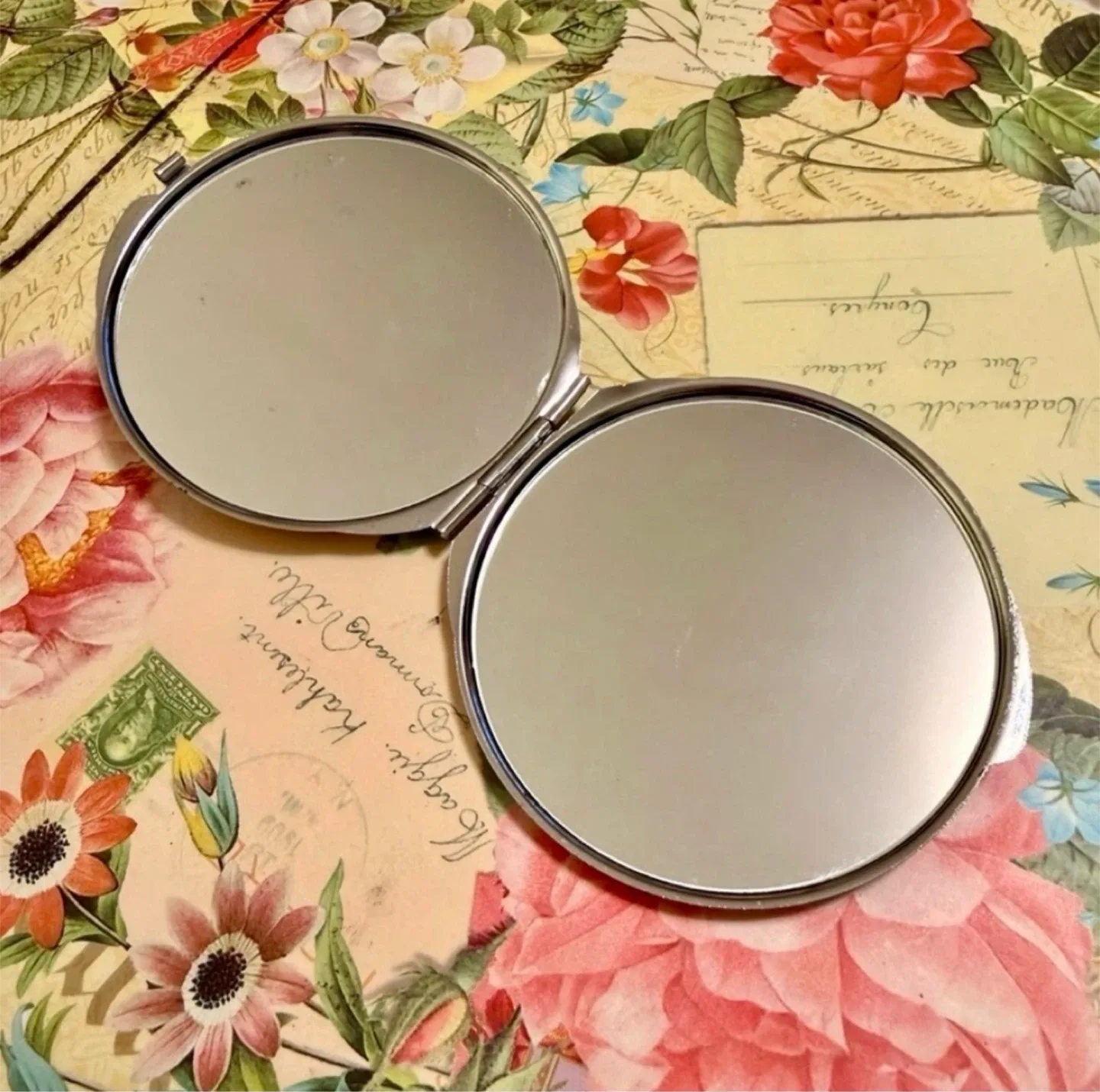 Y2K Vintage Pink Jewel Covered Compact Travel Mirror image indicator(5)
