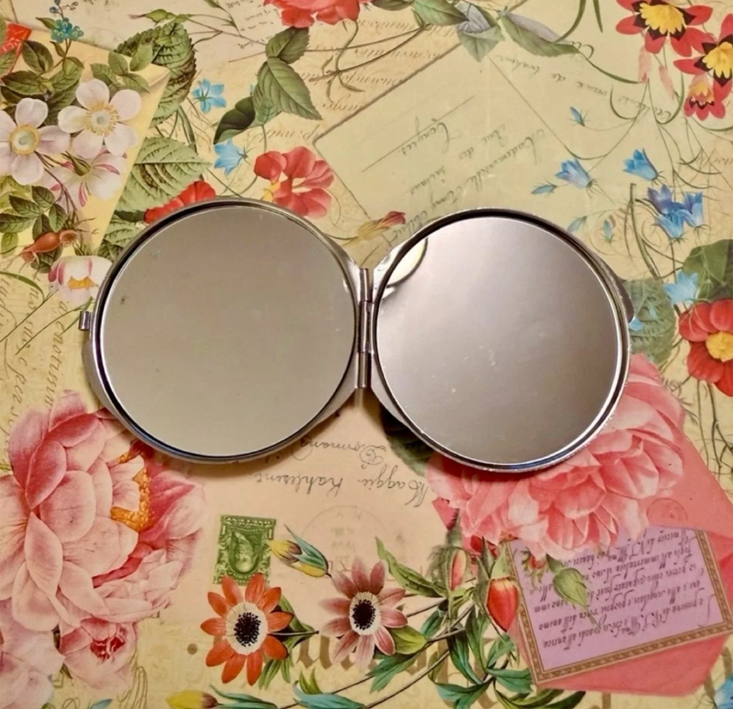 Y2K Vintage Pink Jewel Covered Compact Travel Mirror image indicator(7)