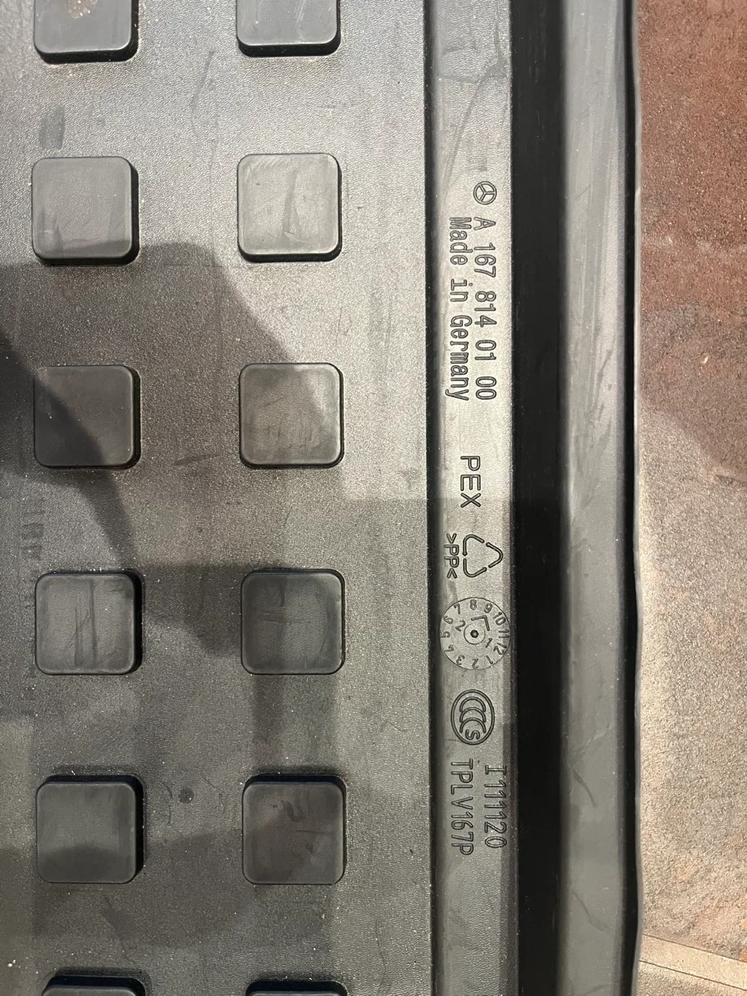 Mercedes-Benz Cargo Tray - Black image indicator(3)