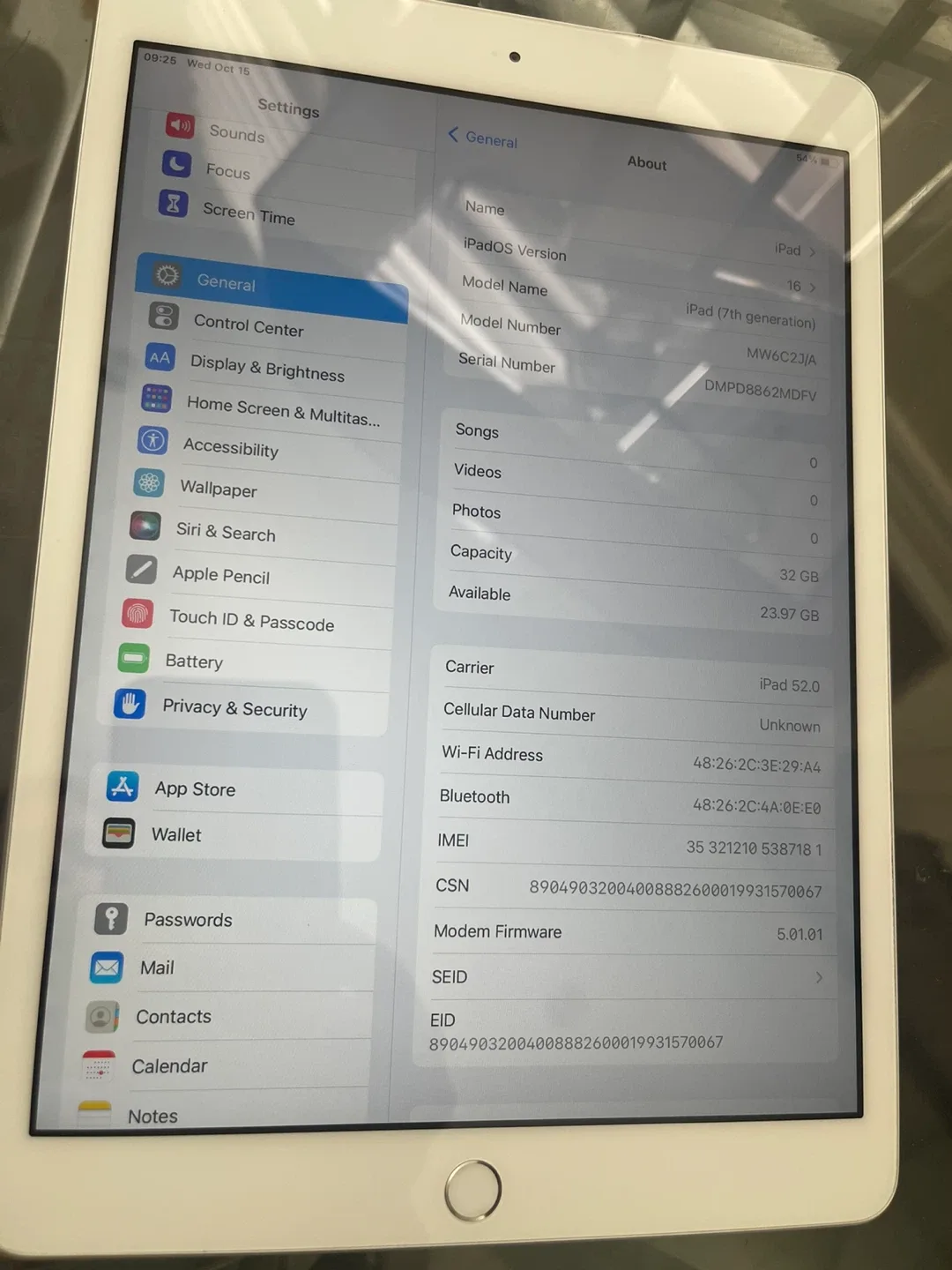 Apple iPad 7th Gen 32GB -WiFi Cellular - Excellent Condition! image indicator(2)