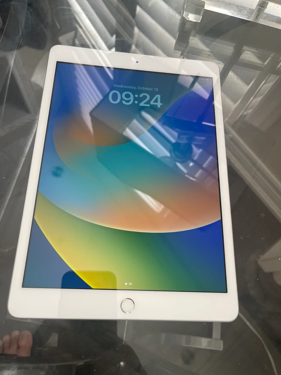 Apple iPad 7th Gen 32GB -WiFi Cellular - Excellent Condition! image indicator(5)