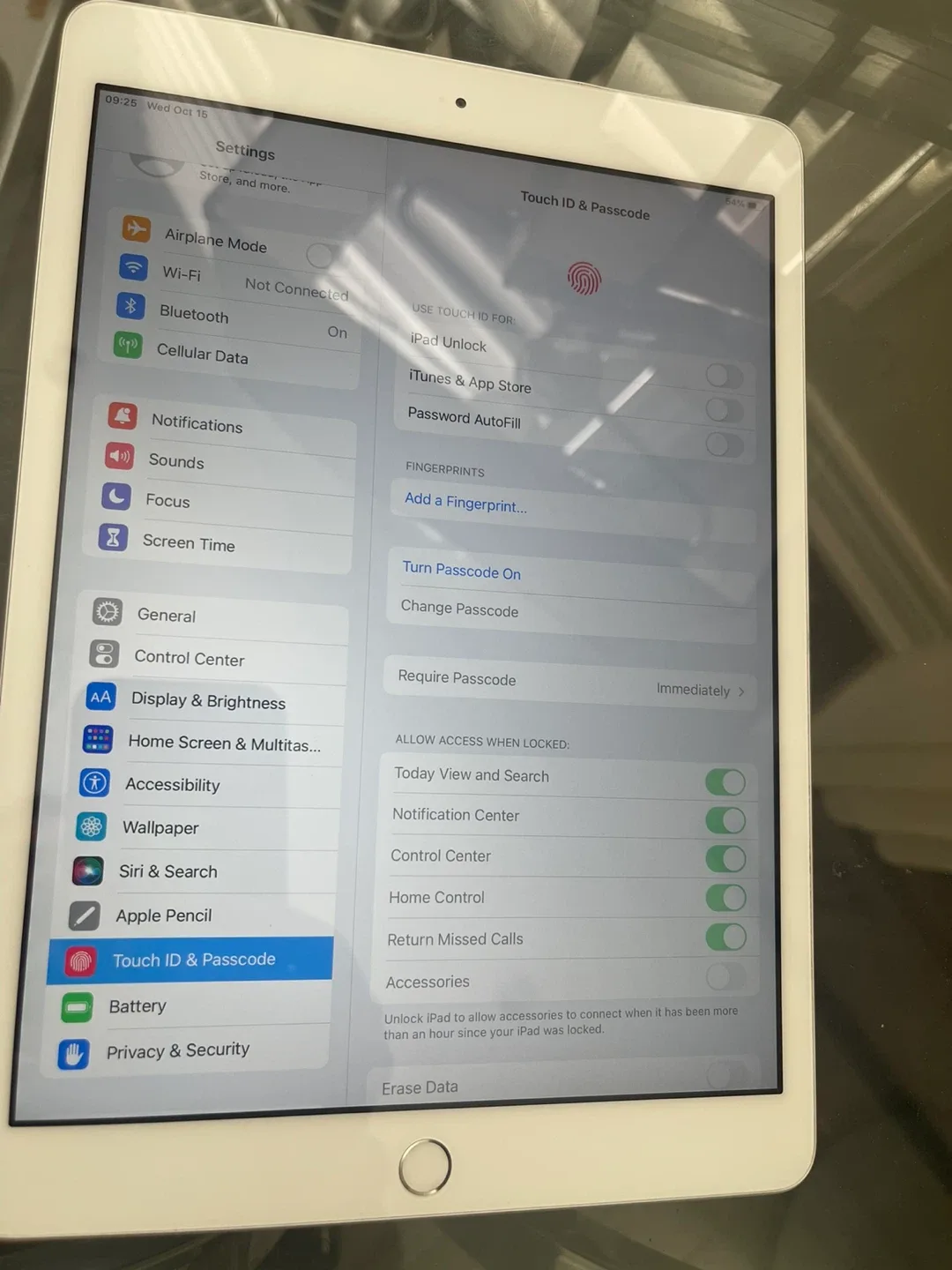 Apple iPad 7th Gen 32GB -WiFi Cellular - Excellent Condition! image indicator(4)